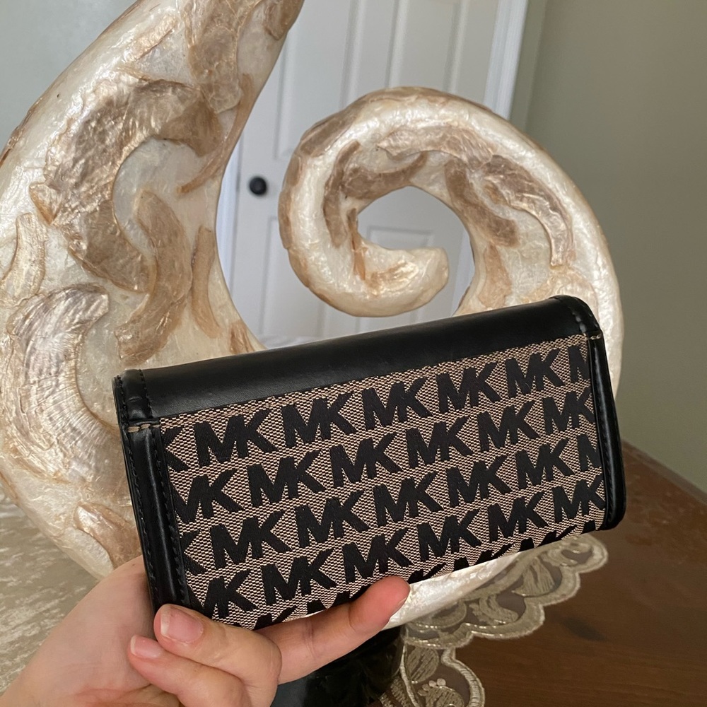 Michael Kors Fulton wallet - Picture 9 of 16